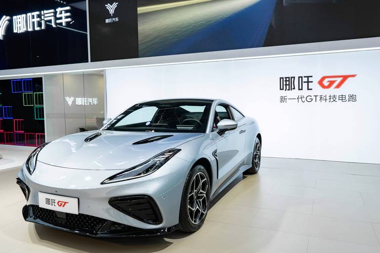 重庆165哪吒汽车在智能汽车领域的表现，领途汽车在新能源汽车市场中的影响力